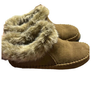Women's Magellan Outdoors Slip On Tan Boot Shoes Fur Lined  Rugged Sole Size 7